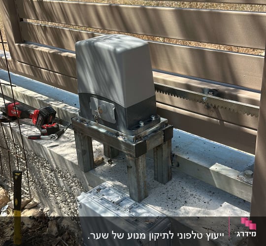 מנוע לשער חשמלי עם כלים וחוטים